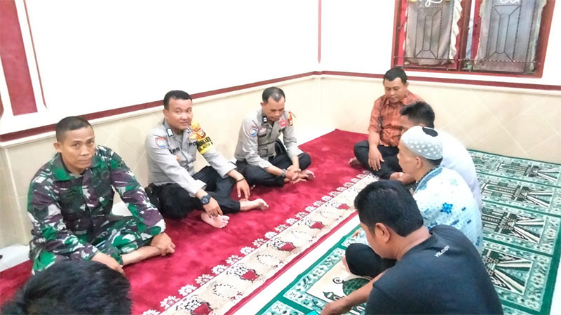 Bhabinkamtibmas Kelurahan Sukaramai, Aiptu Nofri Adino saat memberikan pesan pemilu damai usai melaksanakan salat berjemaah di Musala Darul Naâ€™im, Kamis (28/12/2023) malam.