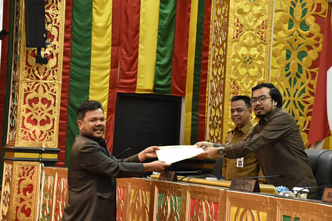 Juru bicara Dapil I Victor Parulian menyerahkan laporan hasil reses kepada pimpinan rapat Wakil Ketua DPRD Kota Pekanbaru Ginda Burnama ST MT saat rapat paripurna Laporan Reses DPRD Pekanbaru, Senin (3/10/2022).
