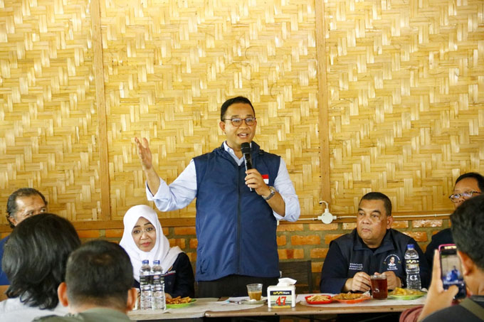 Bakal calon presiden dari Partai Nasdem Anies Rasyid Baswedan berdiskusi bersama saat kegiatan ngopi dan ngobrol santai bersama penggiat media sosial, pers/jurnalis, organisasi mahasiswa dan komunitas milenial di Wareh Kopi Jalan Arifin Achmad Pekanbaru,