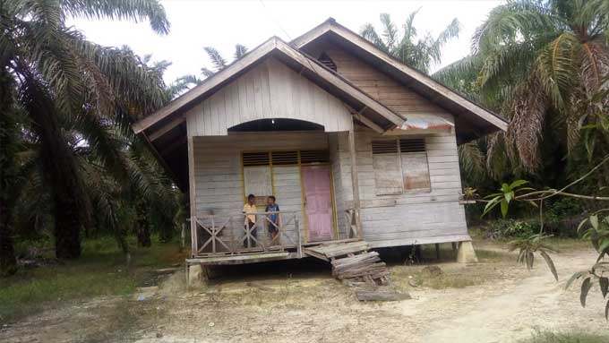 Salah satu rumah warga Sakai yang dibangun pemerintah di Desa Tasik Serai, Kecamatan Talang Muandau, Kabupaten Bengkalis dijual pemiliknya ke warga suku lain dan meninggalkan pemukiman warga Sakai yang direlokasi pemerintah. Foto diambil baru-baru ini.