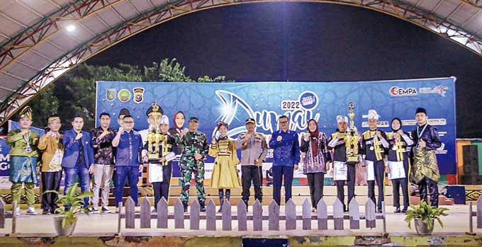 Sekretaris Daerah (Sekda) Kota Dumai H Indra Gunawan SIP MSi bersama pihak terkait foto bersama usai membuka secara resmi Pekan Seni Budaya, dan UMKM Dumai Funtastic 2022, Senin (26/12/2022).