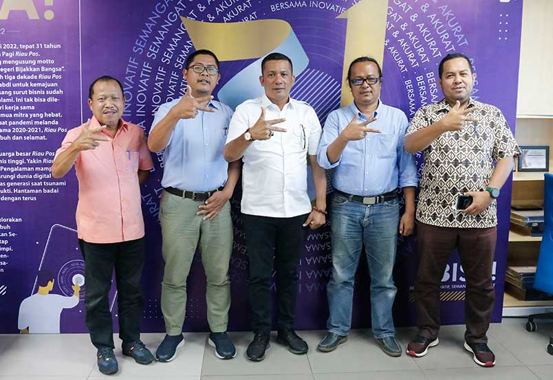 Bupati Kepulauan Meranti Muhammad Adil (tengah) didampingi Pj Sekda H Bambang Suprianto SE MM (kiri) dan Kepala BPKAD Alamsyah Mubarak SE MSi (kanan) foto bersama  Wakil Direktur Utama Riau Pos Ahmad Dardiri (dua kiri) dan Pemimpin Redaksi Riau Pos Firman