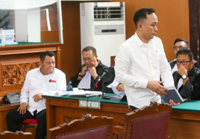 Terdakwa kasus dugaan pembunuhan berencana terhadap Brigadir Nofriansyah Yosua Hutabarat Kuwat Ma&rsquo;ruf (kiri) dan Ricky Rizal (kanan) bersiap menjalani sidang di Pengadilan Negeri Jakarta Selatan, Jakarta, Kamis (30/11).