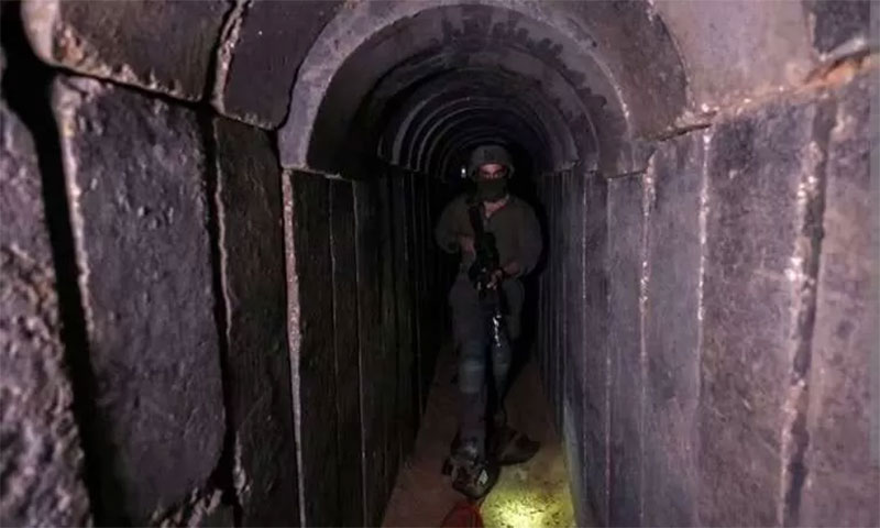 Seorang tentara Israel sedang menyusuri terowongan bawah tanah milik Hamas.