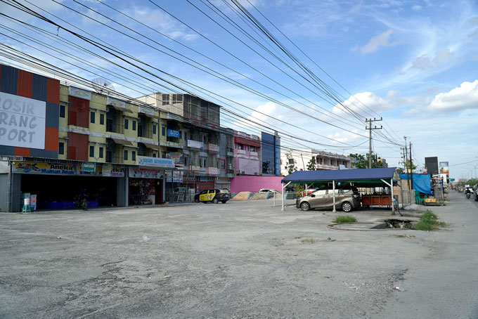 Sejumlah bangunan didirikan dengan melanggar daerah milik jalan (DMJ) di Jalan HR Soebrantas, Jumat (21/7/2023).