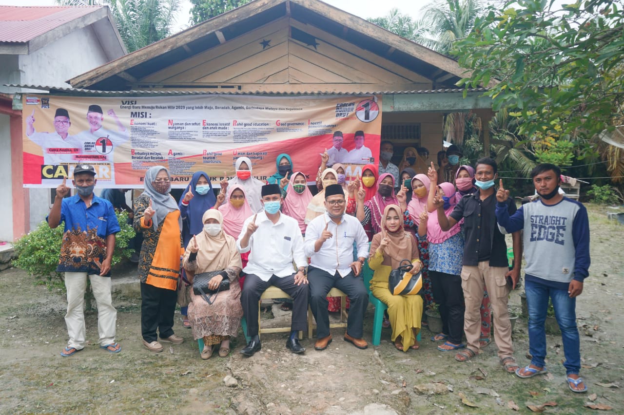 Cabup Cutra Andika SH dan cawabup M Rafik (paslon Camar) foto bersama warga usai kampanye dialogis di Kepenghuluan Suak Temenggung, Pekaitan. (TIM CAMAR UNTUK RIAUPOS.CO).