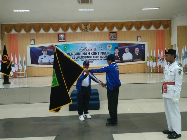 Sekda Kabupaten Inhu, Ir H Hendrizal MSi (kanan) menyerahkan bendera pataka kepada Ketua Kontingen, Ergusfian S.Sos di Gedung Dang Purnama Rengat, Rabu (9/11/2022).