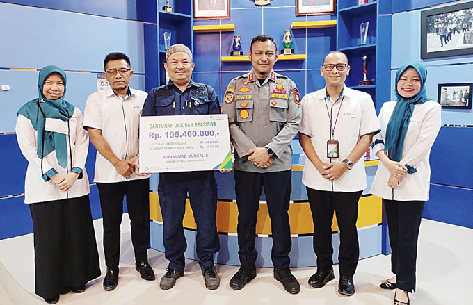 Kepala Cabang BPJS Ketenagakerjaan Dumai Legi Handoko Pasaribu dan tim bersama Kepala Dinas Perhubungan Kota Dumai Said Effendi dan anggota foto bersama usai menyerahkan santunan, Senin (8/5/2023).
