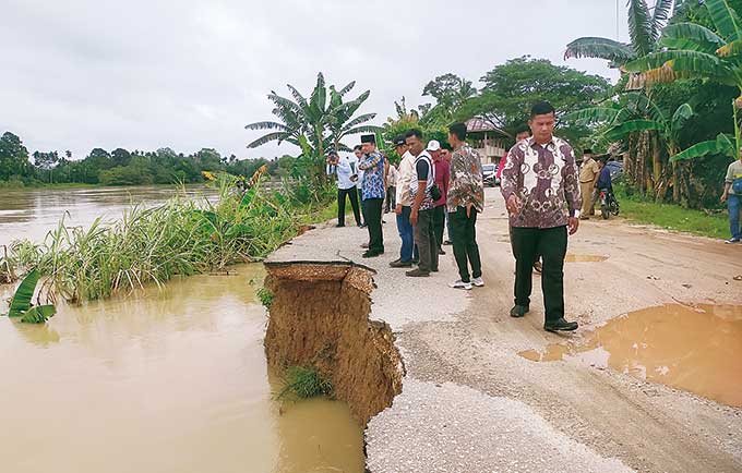 Anggota DPR RI DR H Syahrul Aidi Maazat LC MA (kiri) didampingi Ketua Fraksi PKS Inhu Muhammad Syafaat SHI, Camat Rengat Barat H Hendry SSos, Kades Danau Baru Muhammad Ridwan SE dan warga Desa Danau Baru, saat melihat langsung bibir Sungai Indragiri yang
