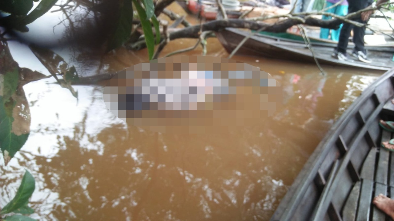 Penampakan mayat tanpa identitas berjenis kelamin laki-laki ditemukan mengapung di Sungai Kampar, Desa Sering, Kecamatan Pelalawan, Kamis (22/12) pagi.