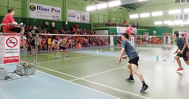 Para peserta saat bertanding pada babak penyisihan Turnamen Bulutangkis KTB di GOR Gedung Serbaguna Ikatan Keluarga Persaudaraan Tionghoa, Bengkalis, Jumat (14/7/2023).