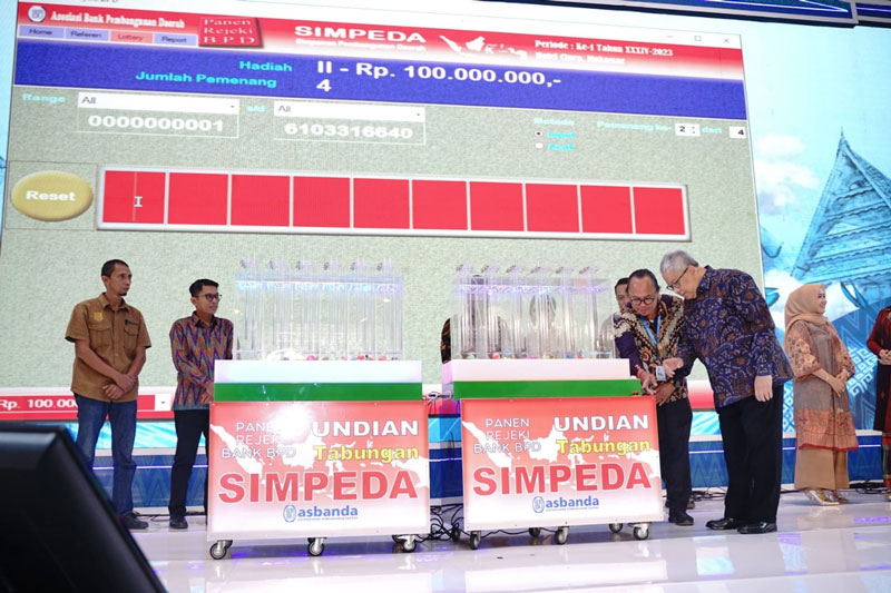 Direktur Utama Bank BJB sekaligus Ketua Umum ASBANDA  Yuddy Renaldi bersiap menekan tombol saat penarikan Undian Nasional Tabungan Simpeda Periode I Tahun XXXIV 2023 di Claro Hotel Makassar, Sulawesi Selatan (Sulsel), Kamis (31/8/2023).