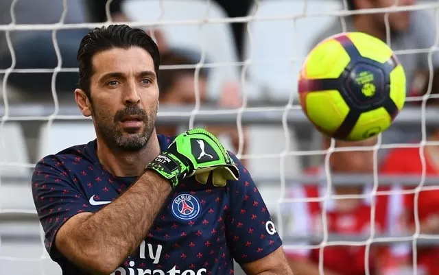 Penjaga Gianluigi Buffon.
