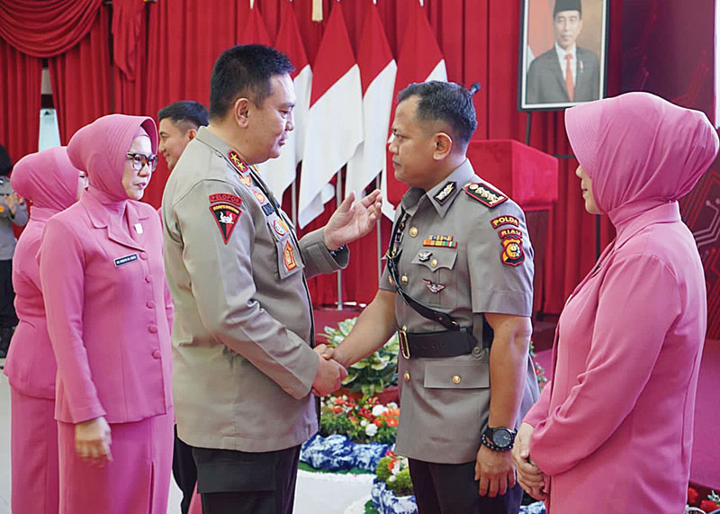 Kapolda Riau Irjen Pol Mohammad Iqbal bersalaman dengan Pejabat Dirlantas yang baru Kombes Pol Taufiq Lukman usai pelaksanaan sertijab di Mapolda Riau, Selasa (31/10/2023).