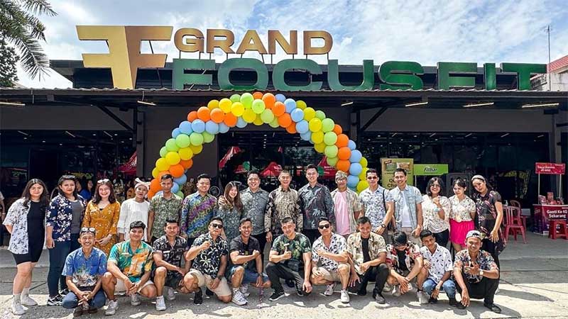 Foto bersama CEO Grand Focus Fit beserta seluruh karyawan dan tamu undangan, Senin (19/6/2023).