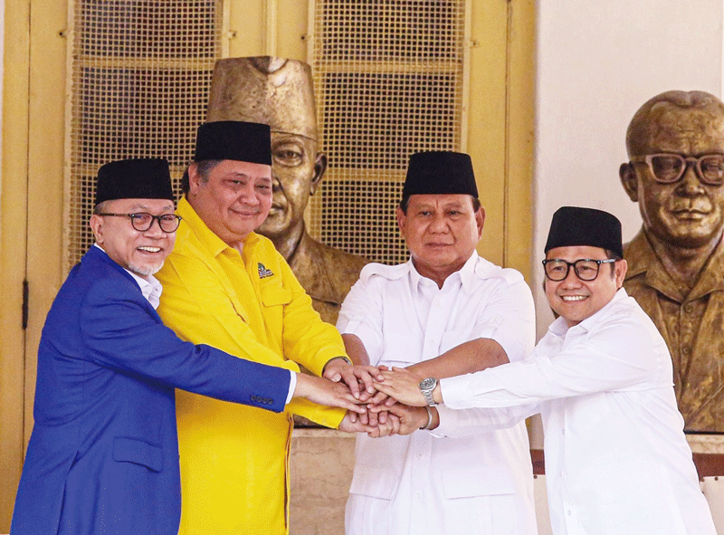 Ketua Umum Gerindra Prabowo Subianto (dua kanan), Ketua Umum  Partai Golkar Airlangga Hartarto (dua kiri), Ketua Umum PAN Zulkifli Hasan (kiri), dan Ketua Umum PKB Muhaimin Iskandar (kanan) salam kompak usai deklarasi bakal calon presiden Koalisi Kebangki