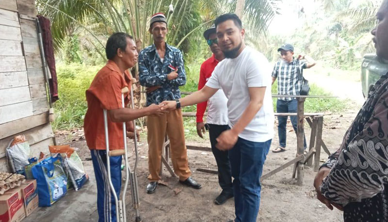 Camat Bathin Solapan Muhammad Rusydy menyerahkan bantuan berupa sembako kepada warga Jalan Grojokan, Lapangan Heli, Desa Buluh Manis, Kecamatan Bathin Solapan, Sabtu (19/8/2023).