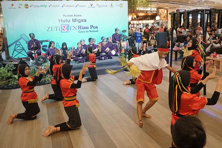 Penampilan memukau dari SMAN 1 Lirik  membawakan Tarian Rentak Bulian sebagai pemenang atau the best performance school Hulu Migas Zetizen Riau Pos Goes To School di Living World Pekanbaru, Sabtu (4/11/2023).