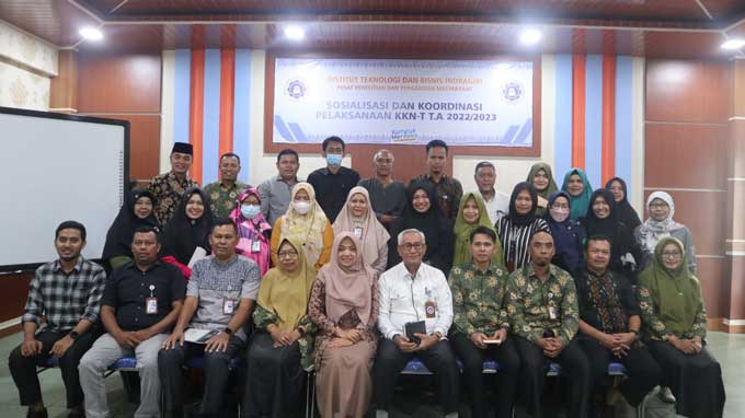 Rektor ITB Indragiri Raja Marwan Indra Saputra SE MSi (lima kanan duduk) foto bersama dosen pembimbing usai sosialisasi dan koordinasi pelaksanaan KKN, Selasa (7/2/2023).