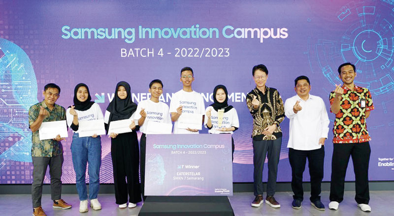 Para pemenang program pendidikan Samsung InnoÂ­vaÂ­tion Campus (SIC) Batch 4 2022 2023Â  berfoto bersama usai menerima pengÂ­harÂ­gaan, belum lama ini.