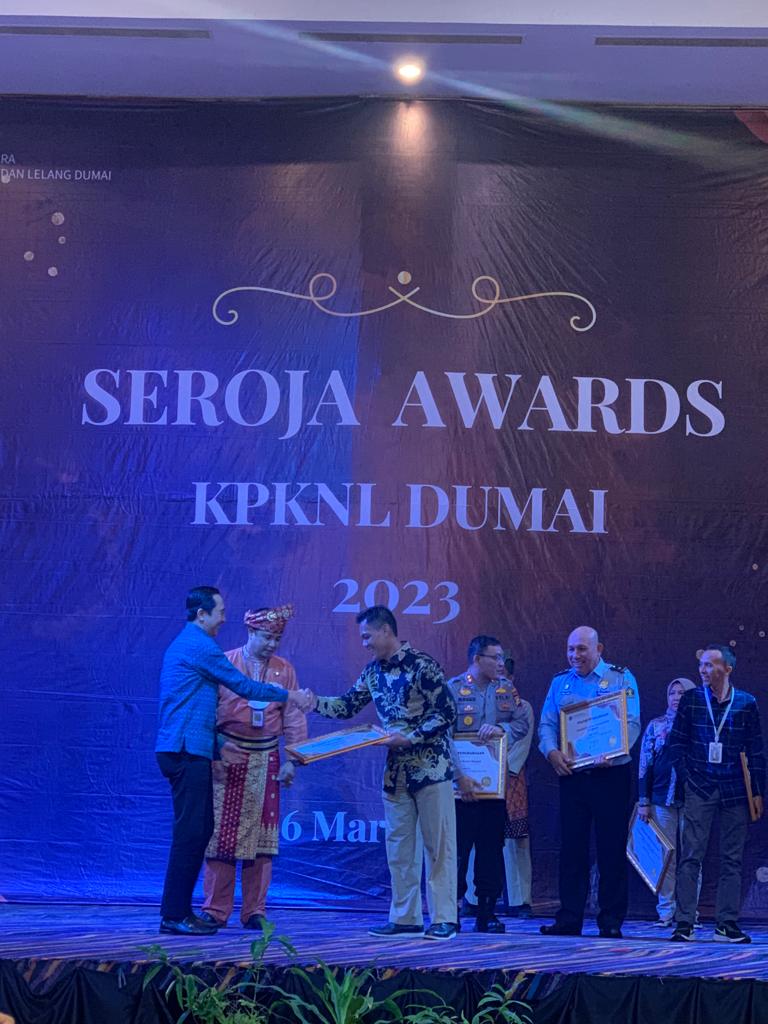 Kepala Kantor Wilayah Direktorat Jenderal Kekayaan Negara (DJKN) Riau, Sumatera Barat dan Kepulauan Riau (RSK), Wahyu Prihantoro kepada Kepala Cabang BPJS Ketenagakerjaan Dumai Erwin Umaiyah, Kamis (16/3/2023) yang berlangsung di Hotel Comforta.