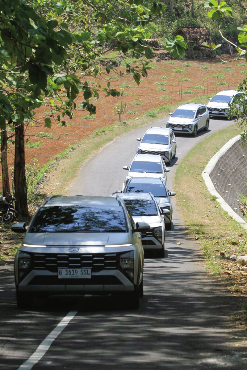 Konvoi New Stargazer X saat melintasi jalan yang menanjak dari Yogyakarta menuju Kota Solo, baru-baru ini