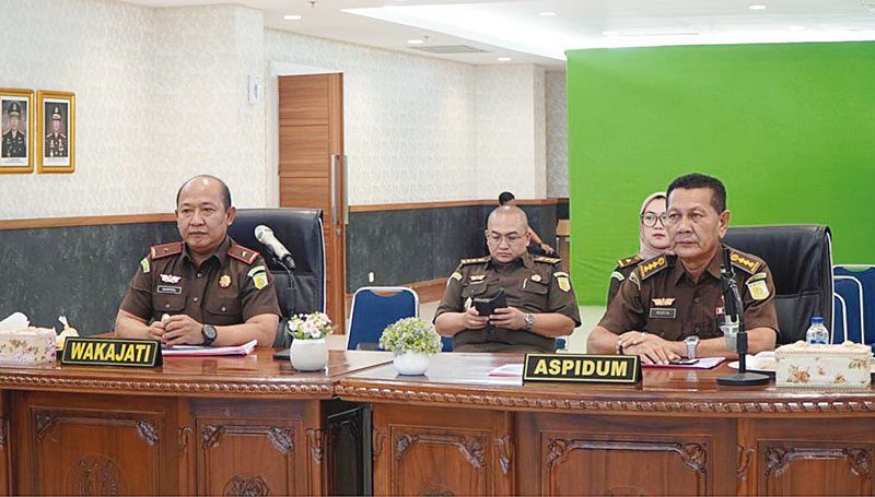 Wakajati Riau Hendrizal Husin, Aspidum Martinus dan Koordinator Bidang Tindak Pidana Umum Kejati Riau Sunandar Pramono, menghadiri Video Conference Ekspose Keadilan Restoratif, Rabu (25/10/2023).