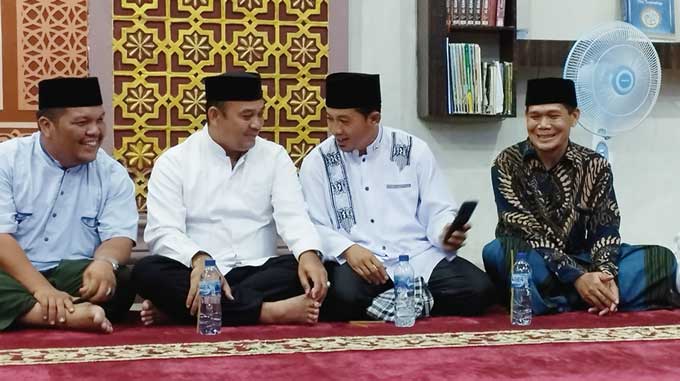 Ketua DPRD Kampar Muhammad Faisal ST (dua kiri) berbincang dengan Ustaz Ridwan Taufiq SAg saat menghadiri acara Isra Mikraj di Masjid Al-Khairat, Perumahan Permata Fatikha, Desa Rimbo Panjang, Kecamatan Tambang, Kabupaten Kampar, Sabtu (11/3/2023) malam.