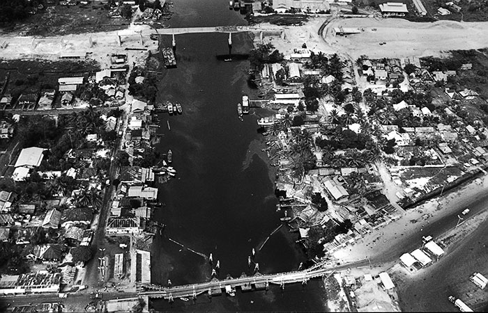 Proses pembangunan Jembatan Siak I pada 1970-an. Jembatan ini dibangun tidak hanya untuk menghubungkan Rumbai Pesisir dan Kota Pekanbaru, tapi sekaligus menghubungkan daratan bagian barat dan timur Sumatera.