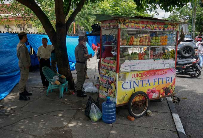 Pedagang Kali Lima (PKL) yang berjualan di atas trotoar yang berada di Jalan Hang Tuah kembali mendapat tindakan tegas dari Petugas Satuan Polisi Pamong Praja (Satpol PP) Kota Pekanbaru