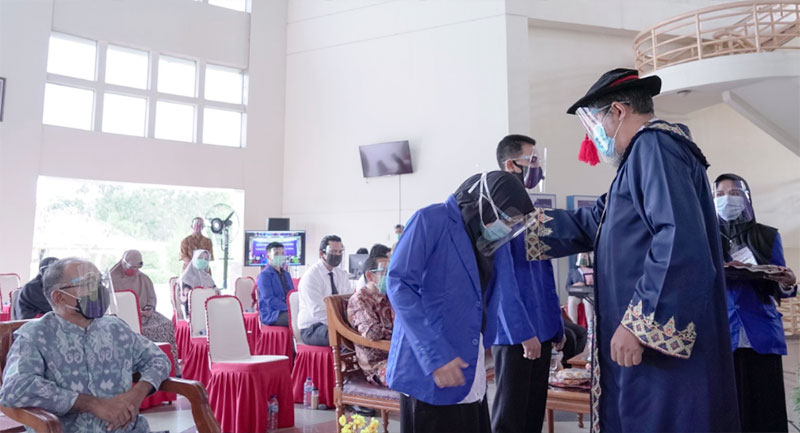 Direktur PCR memasangkan jaket almamater kepada perwakilan mahasiswa baru, beberapa hari yang lalu.(PCR FOR RIAUPOS.CO)