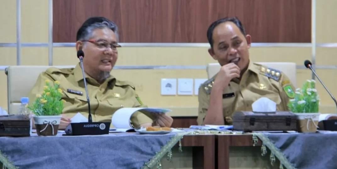 Pj Bupati Inhil H Herman didampingi Sekda Inhil H Afrizal, saat memimpin rapat evaluasi APBD 2023, Senin (27/11/23) petang.