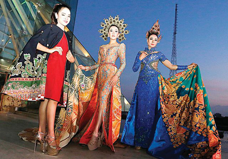 DILUKIS: Kolaborasi desainer Eko Tjandra dan Diah Gardenia menyuguhkan batik yang dituangkan pada kain sutra. (GUSLAN GUMILANG/JAWA POS)