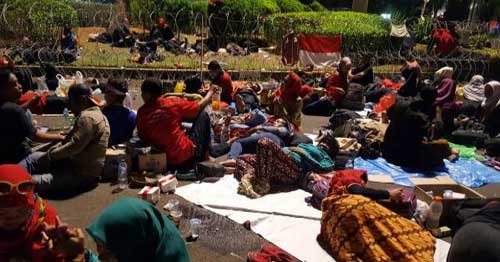 Massa honorer K2 tidur di depan Istana Negara(30/10-2018) lalu.(jpnn)