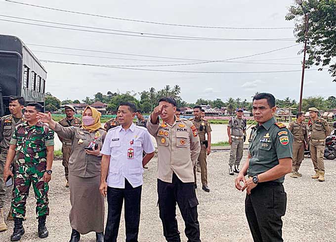 Sekdakab Kuansing H Dedy Sambudi SKM MKes bersama Kapolres AKBP Rendra Okhta Dinata SIK MSi, aparat TNI dan Satpol PP mengawasi pembongkaran eks Pasar Atas Telukkuantan, Rabu (25/1/2023).