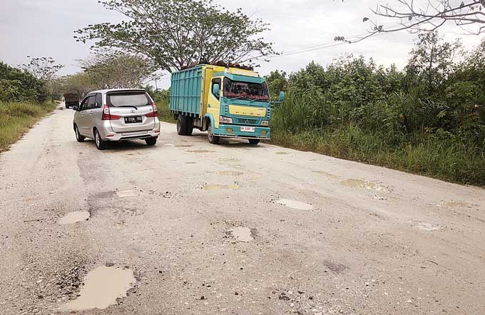Dua unit kendaraan saat melintasi Jalan Lintas Siak-Sungai Mandau di Kampung Rawang Air Putih berbatasan dengan Kampung Merempan Hulu, Kecamatan Siak, atau sekitar 2-3 kilometer dari Kota Siak Sri Indrapura. Foto diambil belum lama ini.