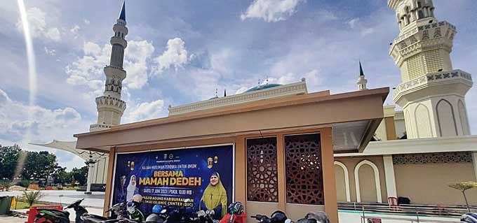 Pengurus Masjid Agung Habiburahman Dumai Islamic Center (DIC) Pemko Dumai akan mengadakan kajian muslimah terbuka untuk umum bersama Ustazah Dede Rosidah atau yang akrab disapa Mamah Dedeh, Sabtu (17/6/2023) besok.