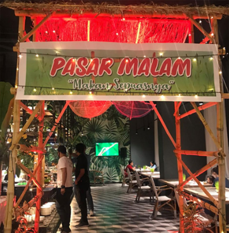 Berbagai menu tersedia di pasar malam yang digelar The Zuri Hotel setiap Sabtu malam.(THE ZURI HOTEL PEKANBARU FOR RIAUPOS.CO)