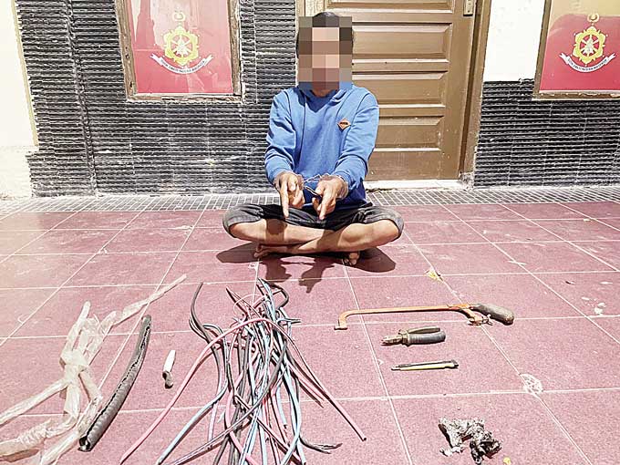 Tersangka bersama barang bukti pencurian kabel optik di area PT PHR di Duri diamankan di Polres Bengkalis perwakilan Duri, Senin (13/3/2023).
