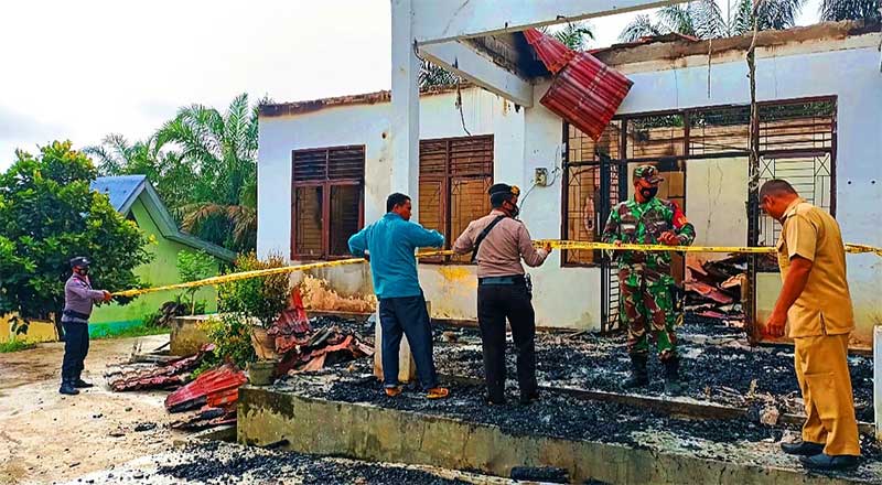 Kades Sungai Salak Haryanto bersama Babinsa dan Bhabinkamtibmas Sungai Salak Tinjau kondisi bangunan kantor desa Yang hangus terbakar dilalap sijago merah, Senin (25/1/2021). (ENGKI PRIMA PUTRA/RIAUPOS.CO)