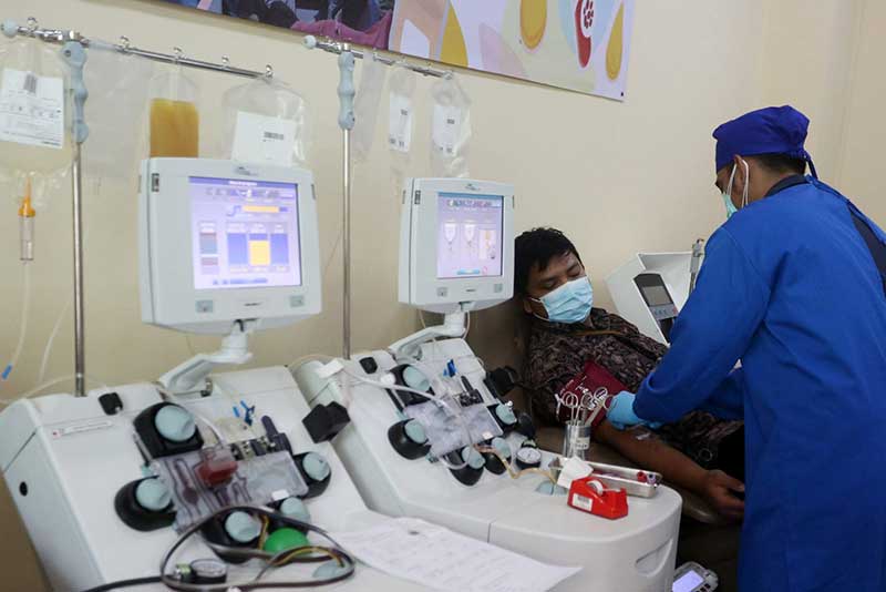 Penyintas Covid-19 mendonorkan plasma konvalesennya di PMI DKI Jakarta, Selasa (19/1/2021). Pemerintah mencanangkan donasi plasma konvalesen sebagai gerakan nasional untuk membantu pasien yang masih berjuang untuk sembuh dari Covid-19. SALMAN TOYIBI/JPG