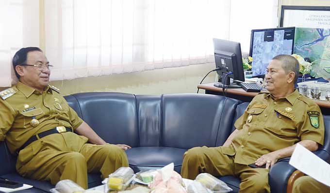 Bupati Inhil HM Wardan dan Wakil Bupati Inhil H Syamsuddin Uti, berbincang sesaat sebelum rapat menghimpun masukan dan penajaman terhadap penyelesaian isu-isu strategis, Senin (26/12/2022).