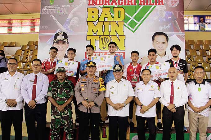 Bupati Inhil HM Wardan bersama Ketua DPRD Inhil H Ferriyandi dan unsur forkopimda serta pihak penyelenggara, foto bersama saat penutupan Indragiri Hilir Badminton Open 2022, Rabu (20/7/2022).