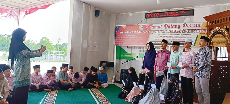 Para pemenang lomba pidato Hari Santri Nasional foto bersama, baru-baru ini.