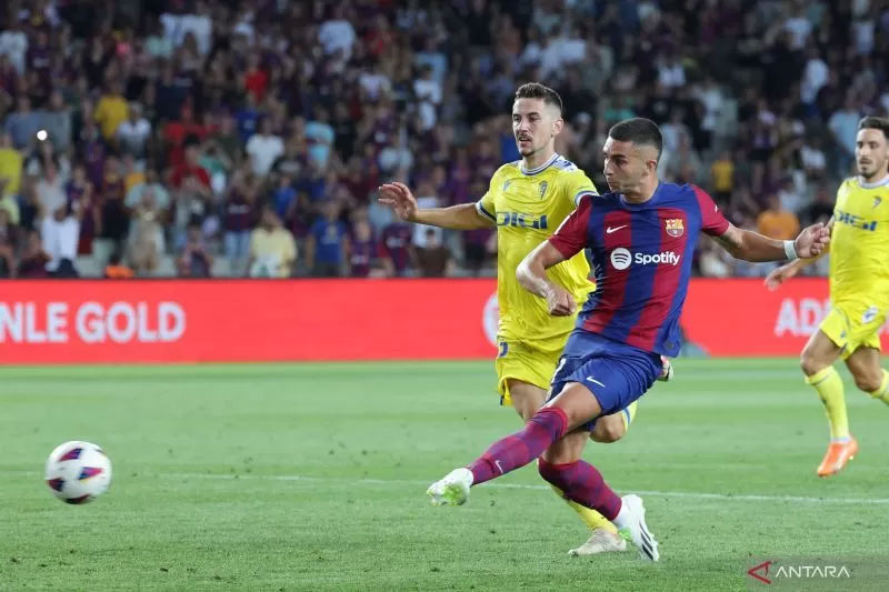 Penyerang Barcelona Ferran Torres mencetak gol kedua untuk timnya pada pertandingan Liga Spanyol melawan Cadiz, yang dimainkan di Lluis Companys Olimpic Stadium, Barcelona, Senin (20/8/2023) dini hari WIB