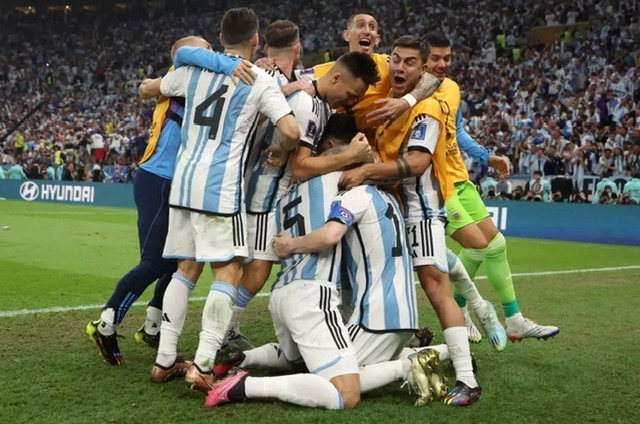 Timnas Argentina merayakan kemenangan setelah keluar sebagai Juara Piala Dunia 2022 sesaat usai membungkam Prancis lewat adu penalti pada partai final Piala Dunia Qatar, Senin (19/12/2022) dini hari.