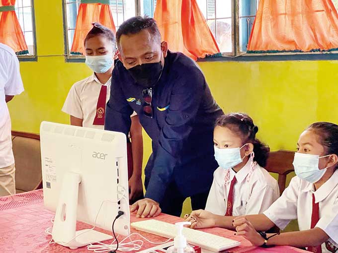 CEO PTPN V Jatmiko K Santosa menjajal perangkat komputer dan jaringan internet di salah satu sekolah terpencil di Kabupaten Rokan Hulu. PTPN V membagikan 25 unit PC berikut akses internet selama setahun penuh kepada 25 sekolah di wilayah terpencil Riau.