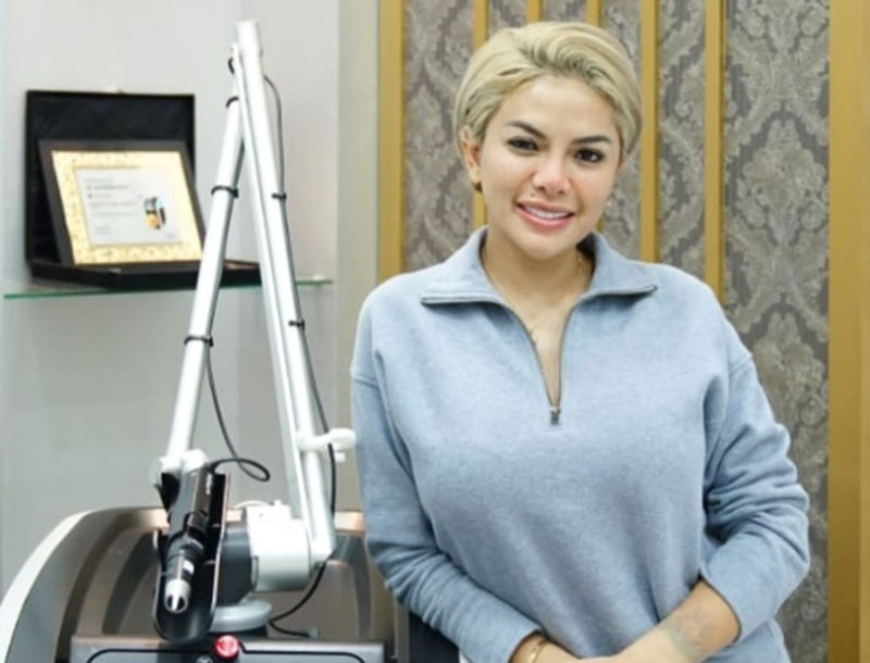 Nikita Mirzani memberikan dukungan kepada sahabatnya Dinar Candy.