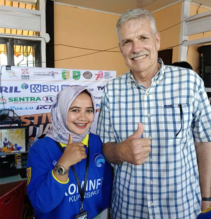 Salah seorang bule asal Amerika Serikat Jhon foto bersama salah seorang awak media Yulia usai menonton pacu jalur di Telukkuantan, Jumat (25/8/2023).