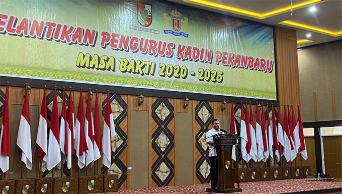 Ketua Kadin Kota Pekanbaru Achizul Hendri menyampaikan sambutan dalam Pelantikan Pengurus Kadin Pekanbaru. (KADIN PEKANBARU FOR RIAUPOS.CO)